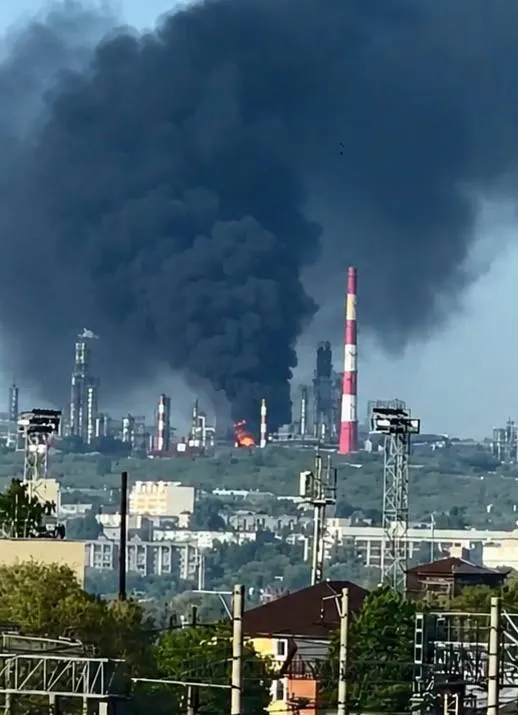 Ночью беспилотники атаковали Сызрань и районы Белгородской области: в Сызрани погибли два человека, в Белгородской области есть раненые. Минобороны сообщает о перехвате 121 БПЛА.