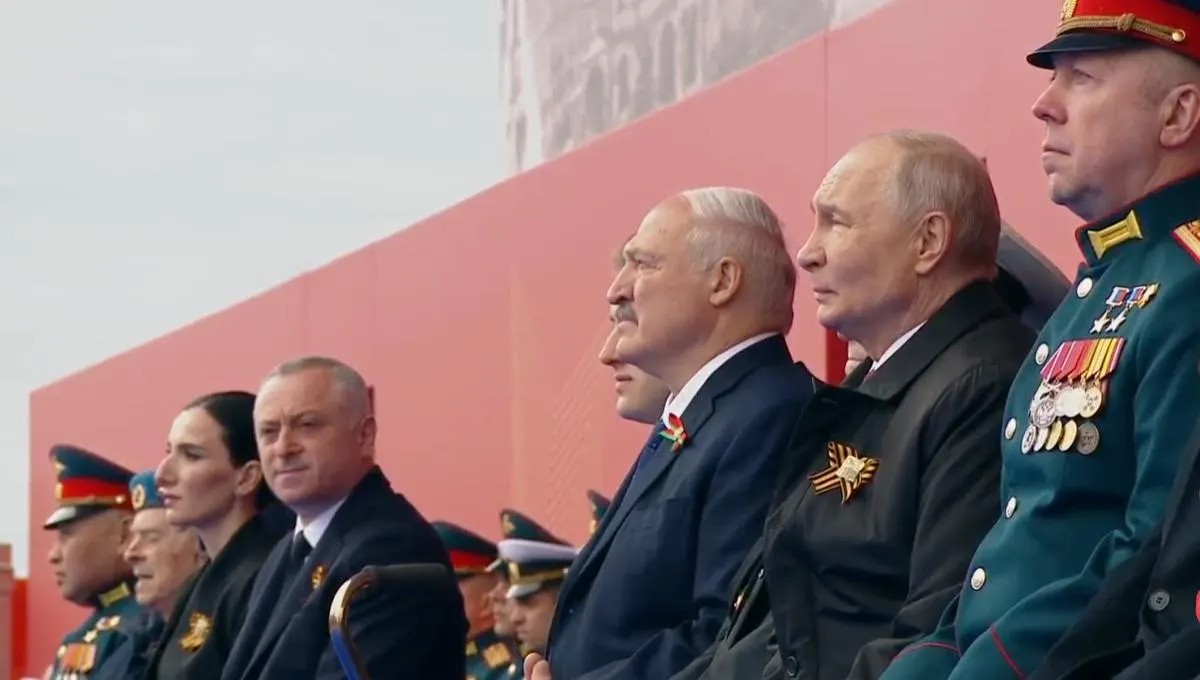 В День Победы президент назвал праздник священным, отметил решающий вклад советского народа в победу над нацизмом и подчеркнул связь поколений: рядом с ветераном на трибуне впервые оказался участник «СВО».
