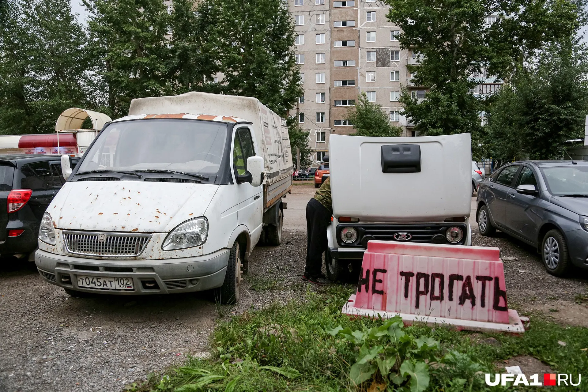 Мэрия решила демонтировать металлические столбы, цепи и тросы, которыми жители обозначали «персональные» парковочные места. Работы начнутся в ближайшие недели, опубликован список адресов.
