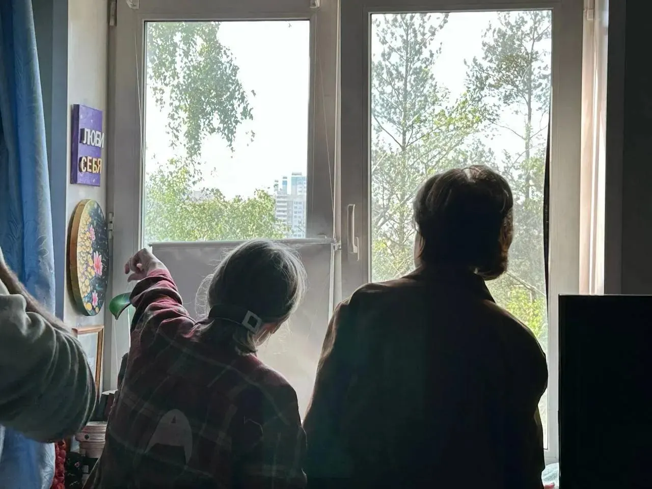 В Химках беспилотник врезался в частный дом — одна женщина погибла, ещё один человек госпитализирован. В других населённых пунктах Подмосковья зафиксированы прилёты, пожары и повреждения зданий.