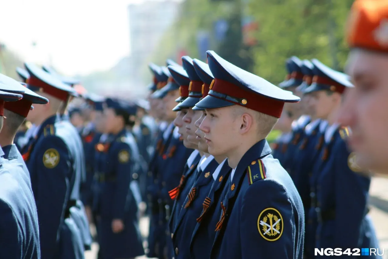 В Новокузнецке провели праздничный парад ко Дню Победы: в центре города прошли колонны, участвовали ветераны, кадеты и военная техника.