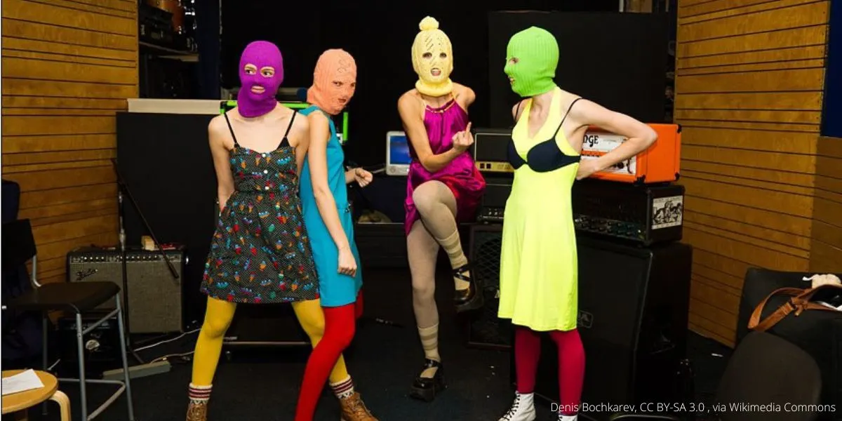 Росфинмониторинг внёс коллектив Pussy Riot в список «террористов и экстремистов». Ранее суды в Москве признали группу экстремистской, а ряд участниц заочно приговорили к реальным срокам по делу о «фейках о ВС РФ».