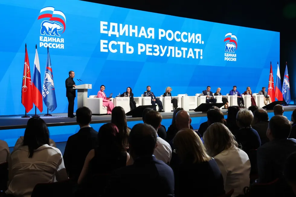Политический блок администрации и руководство «Единой России» поручили лояльным СМИ снижать употребление слова «запрет» в заголовках и текстах, предлагая вместо этого акцентировать позитивные инициативы партии. Журналисты предупреждают, что такие указания затрудняют информирование читателей.