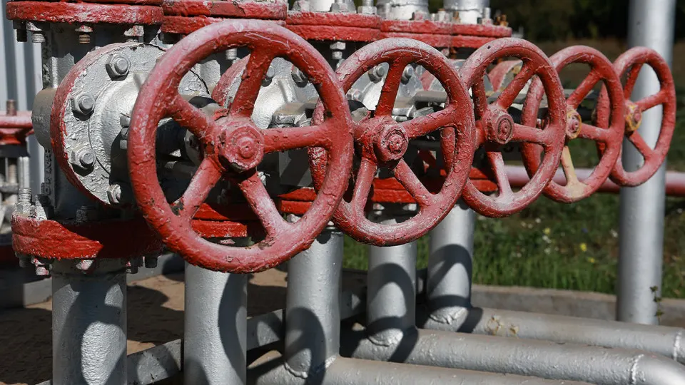 По данным МЭА, в апреле производство нефти в России сократилось до 8,83 млн баррелей в сутки — падение связано с ударами по экспортной инфраструктуре и НПЗ; это усиливает давление на доходы бюджета.