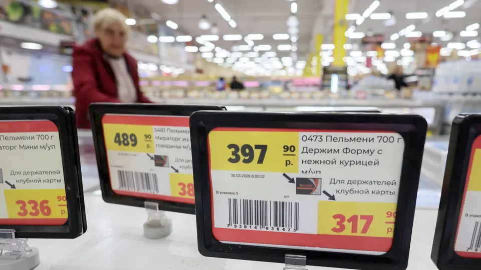 Федеральная антимонопольная служба считает, что открытые прогнозы подорожания товаров и топлива могут послужить сигналом для рынка и спровоцировать изменение цен. Ведомство направило серию предостережений экспертам.