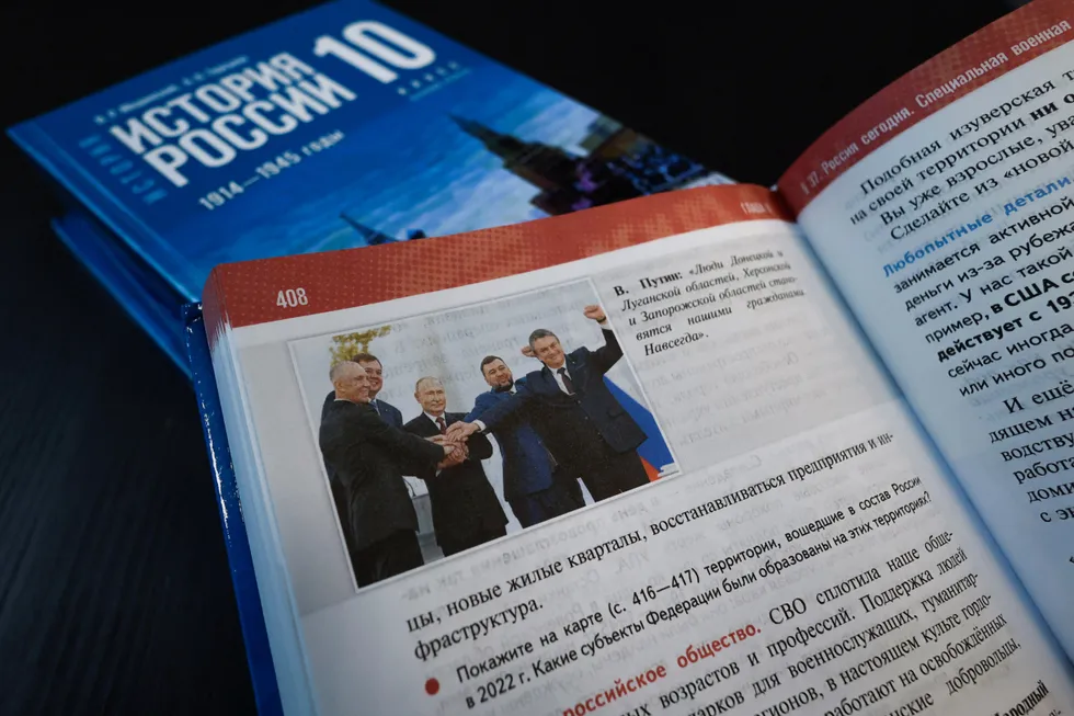 В учебниках истории для средней школы заметны систематические приемы, которые смещают акцент с анализа и критического понимания прошлого в пользу государственной интерпретации. Это проявляется в подборе иллюстраций, анахроничных сопоставлениях и умалчивании неудобных фактов.