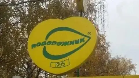 Сотрудники подали иски о невыплаченных зарплатах, компенсациях и моральном вреде; в деле участвует прокуратура. Рассмотрение назначено в Куйбышевском районном суде Новокузнецка.