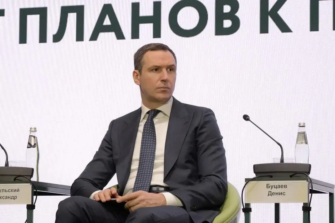 Буцаева обвиняют в хищении средств Российского экологического оператора. По данным следствия, он предположительно находится в США. Мусорная реформа, на которую потрачено как минимум 94 млрд рублей, признана проваленной — перерабатывается не более 10% отходов.