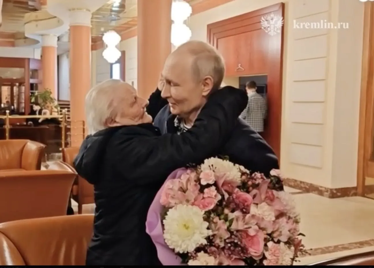 Президент поцеловал и обнял свою первую учительницу; оба были растроганы и не скрывали слёз.