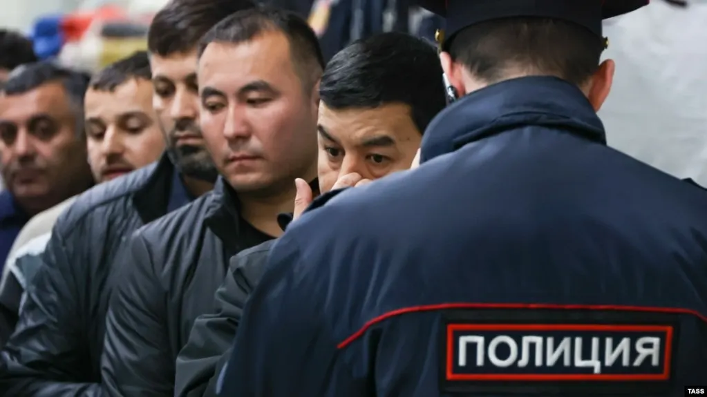 Законопроект расширяет основания для административного выдворения иностранцев и лиц без гражданства — число таких правонарушений достигнет 58. Среди них участие в несогласованных митингах, дискредитация ВС, призывы к санкциям, экстремистские действия и мелкое хулиганство. Власти продолжают ужесточать миграционное законодательство.
