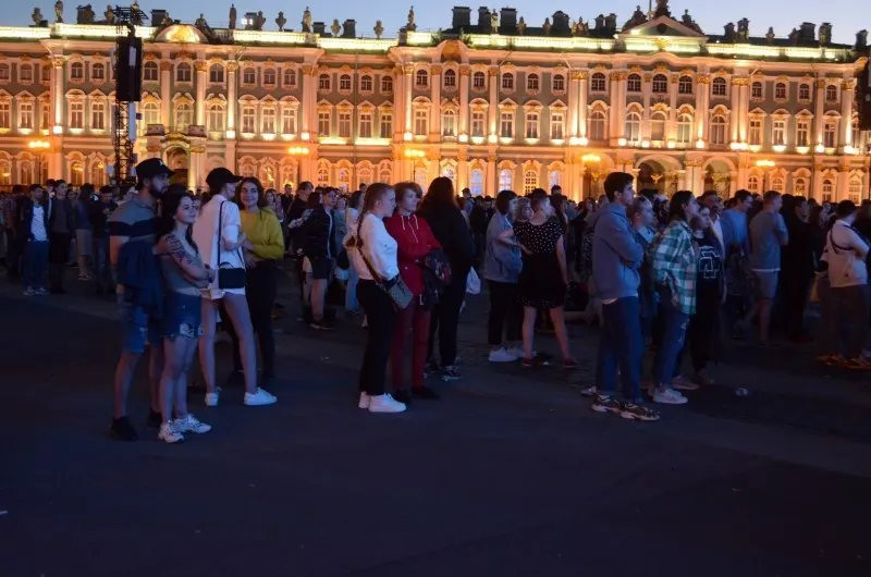 В ночь с 27 на 28 июня в Санкт-Петербурге пройдёт «Город мечтателей» с участием около 66 тыс. выпускников, а власти утвердили 300 приоритетных образовательных программ и увеличили число бюджетных мест.