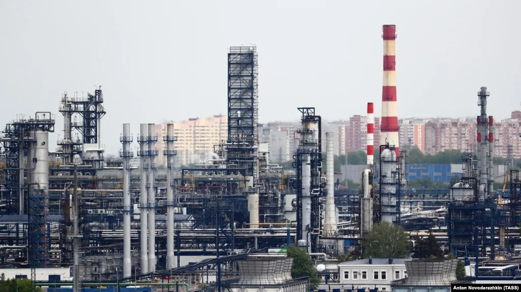 Ночью в столице и на юге страны зафиксировали пожары на нефтепредприятиях после атак беспилотников. Пострадавших не сообщается, пожары локализованы.