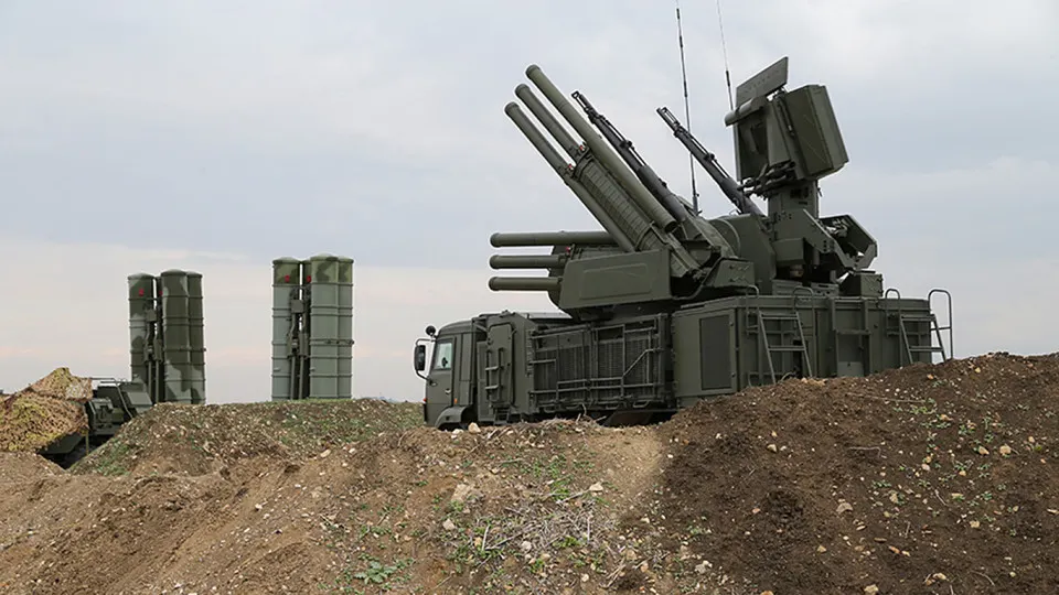 По данным украинского военного эксперта, российский комплекс радиоэлектронной борьбы «Волна Купол Гарант» способен заглушать сигнал спутниковой связи Starlink на площади до 20 километров квадратных. Его уже использовали на фронте, а власти вводят ограничения на оборудование для иностранных спутниковых систем.