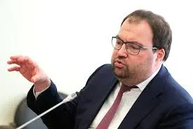 Максут Шадаев заявил на IT‑завтраке ПМЭФ‑2026, что внедрение механизмов возрастной идентификации на платформах — ближайшая задача; Минцифры изучает, в том числе, опыт Roblox.