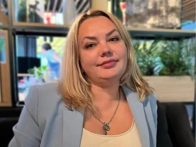 Анна Елисеева и другие фигуранты оспаривают передачу материалов дела в Краснодарский край — заседание назначено на 22 июля. По делу проходят 12 человек, им вменяют мошенничество и дачу/получение взяток.