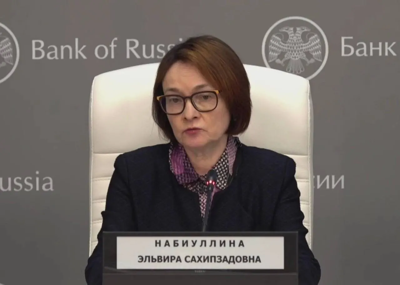 Глава Центробанка вернулась на пресс‑конференцию после краткой болезни — подтвердила простуду, рассказала, что на некоторое время потеряла голос, и выглядела более худой.