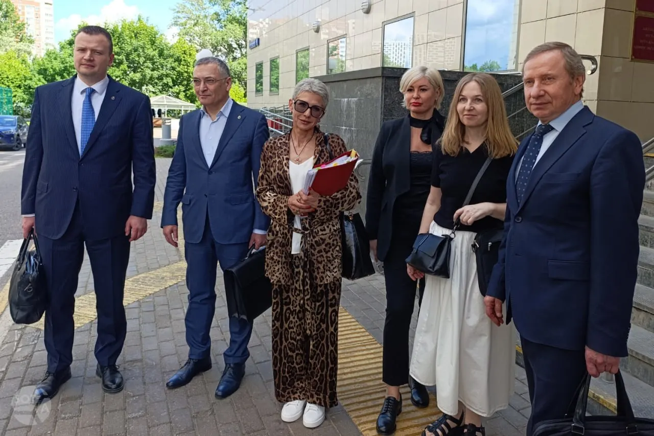 Апелляция оставила в силе решение о лишении адвокатских статусов трёх юристов, против которых Минюст выступил из‑за длительного отсутствия на территории России. Защита настаивает, что такие вопросы должна решать коллегия адвокатов, а не государственный суд.