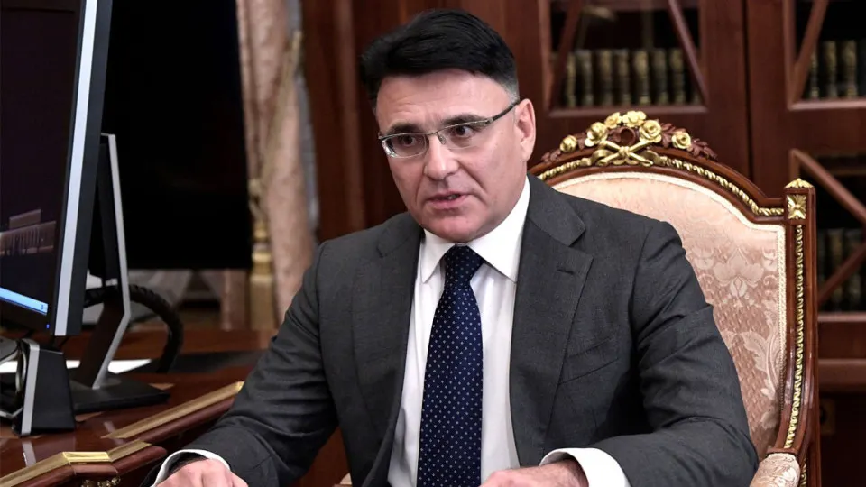 Руководитель крупного медиахолдинга выступил за квотирование иностранных картин, чтобы отсеивать «посредственные» релизы и освобождать экранное время для отечественного кино. Идею ранее поддерживал режиссёр Никита Михалков; решение по квотам поручено Минкультуры.