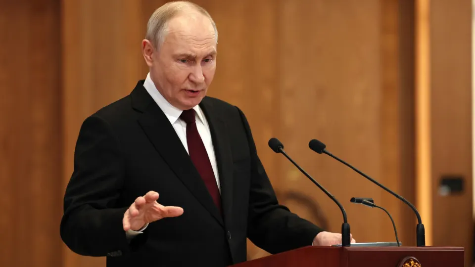 Президент заявил, что при запусках беспилотников с территории европейских стран по российским объектам последует ответ; спецслужбы обвиняют Латвию в подготовке баз для пусков дронов, страны Балтии отвергают эти утверждения.