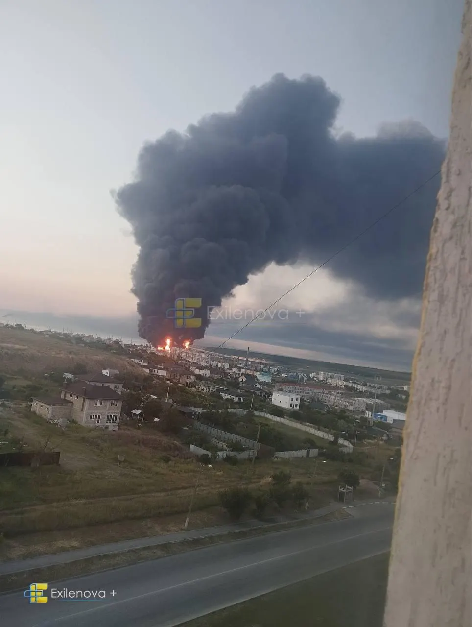 В результате удара беспилотников в районе Керченского пролива погибли как минимум пять человек, загорелась нефтебаза и повреждены жилые дома. Власти сообщают о десятках пострадавших и госпитализированных.