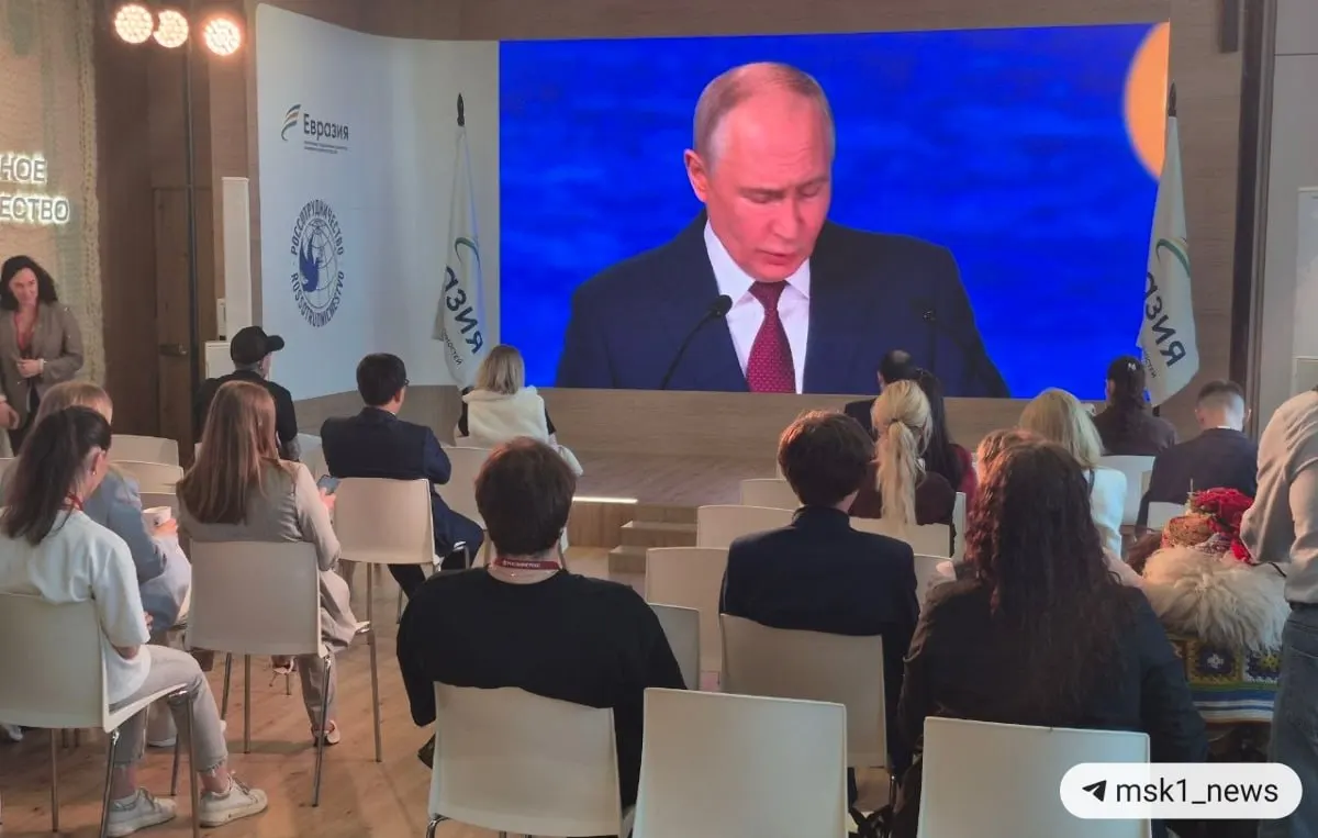 Президент заявил, что экономический рост всё больше смещается к БРИКС и регионам Глобального Юга; вклад G7 существенно снизился, а мировая торговля теряет западноцентричность.