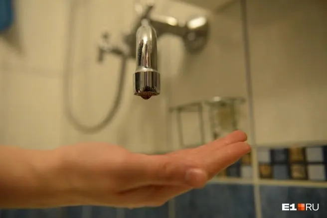 Плановое отключение холодной воды затянулось: без водоснабжения остались около 1300 частных домов, шесть многоквартирных зданий, больница и детские сады.