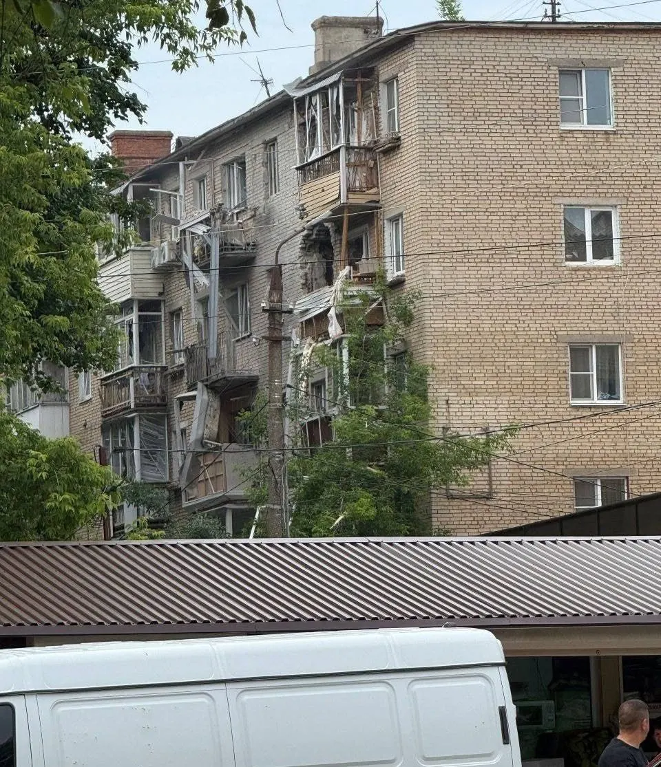Губернатор Тульской области сообщил о попадании беспилотника в жилой дом в Щекино: жильцы эвакуированы, пострадавших предварительно нет, режим беспилотной опасности сохранён. Минобороны и столичные власти информируют о сотнях сбитых БПЛА и ограничениях в работе аэропортов.