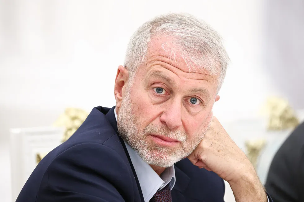 По данным нескольких источников, российский предприниматель Роман Абрамович в мае приезжал в Киев и встретился с Владимиром Зеленским — ему поручили передать президенту России просьбу о личной встрече. Комментариев от Кремля и представителей бизнесмена пока нет.