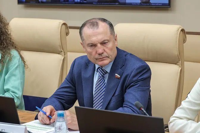 В Совете Федерации предложили реформу образования: до 50% учебного времени студентов предлагется проводить на базовых предприятиях, при этом в проекте не прописаны вопросы оплаты и защиты прав учащихся.