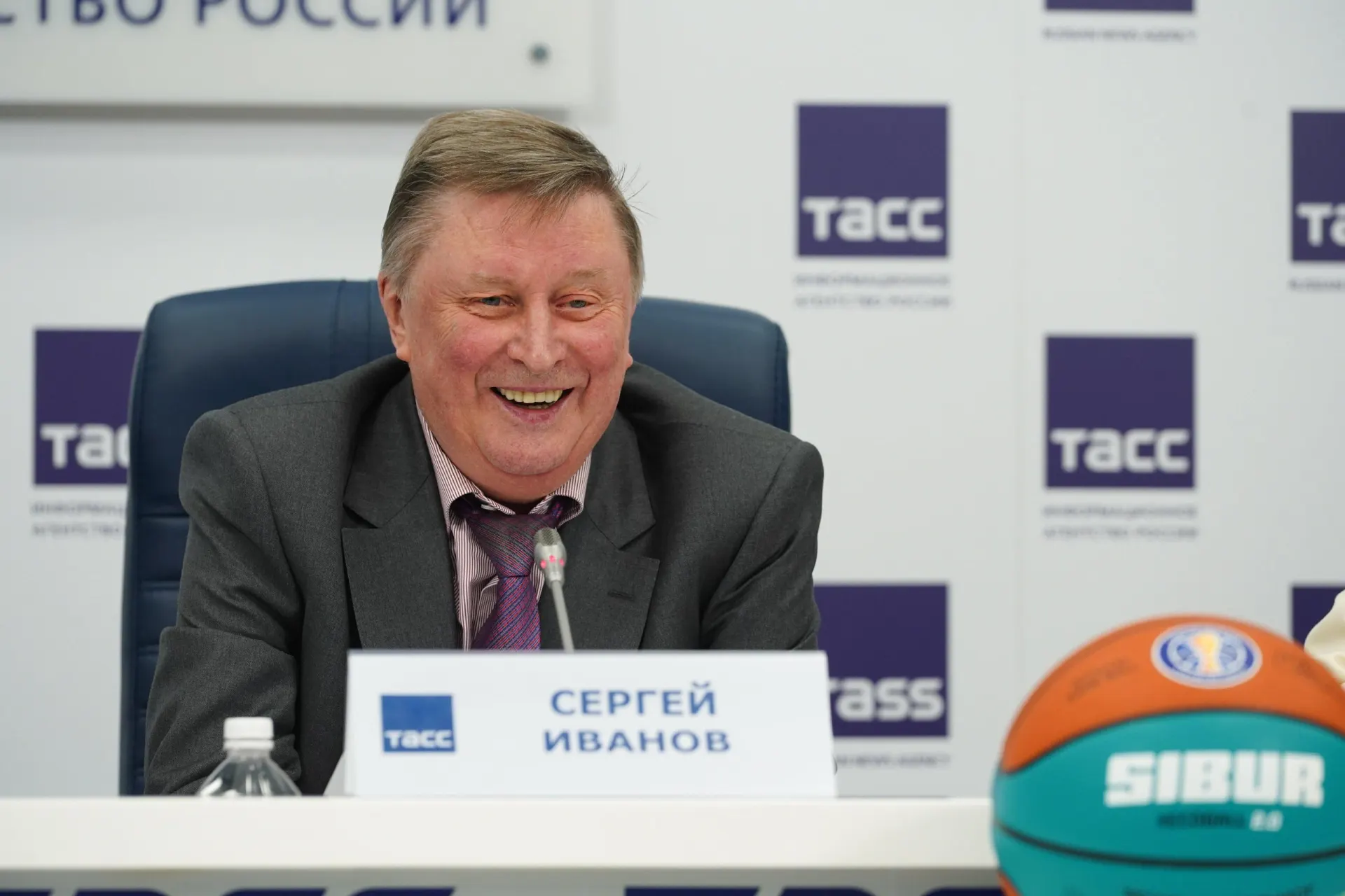 Близкий друг рассказал, что виделся с политиком всего три дня назад. Государственный деятель умер в 73 года; подробности пока не раскрываются.