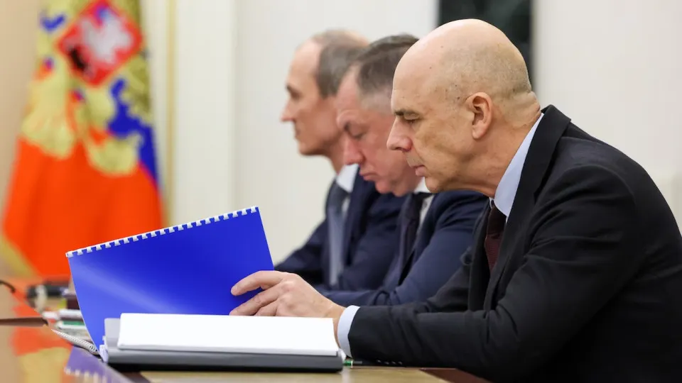 Российский рынок гособлигаций пережил крупную распродажу: индекс RGBI обновил минимум, а доходности длинных ОФЗ поднялись до рекордных за год 15,5%. Причины — рост бюджетных расходов, инфляционные риски и жесткая монетарная политика.