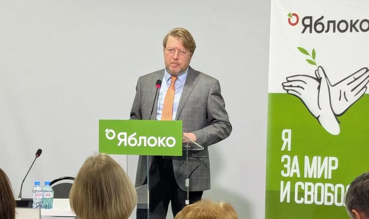 Верховный суд подтвердил решение Выборгского районного суда Петербурга о штрафе для председателя «Яблока» Николая Рыбакова за пост с фотографией Навального; партия намерена обжаловать в Конституционном суде.