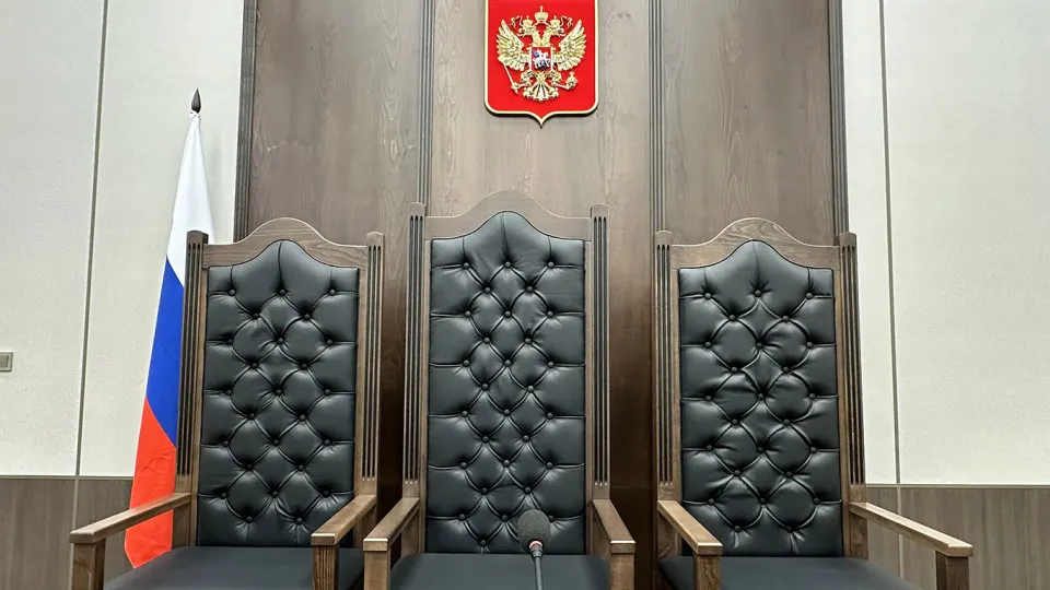 Правительственная комиссия одобрила законопроект Верховного суда, который смягчает требования к образованию для секретарей судебных заседаний и ряда других должностей в аппаратах судов. Авторы инициативы называют это способом сократить дефицит кадров, эксперты предупреждают о рисках текучки и необходимости улучшать условия труда.