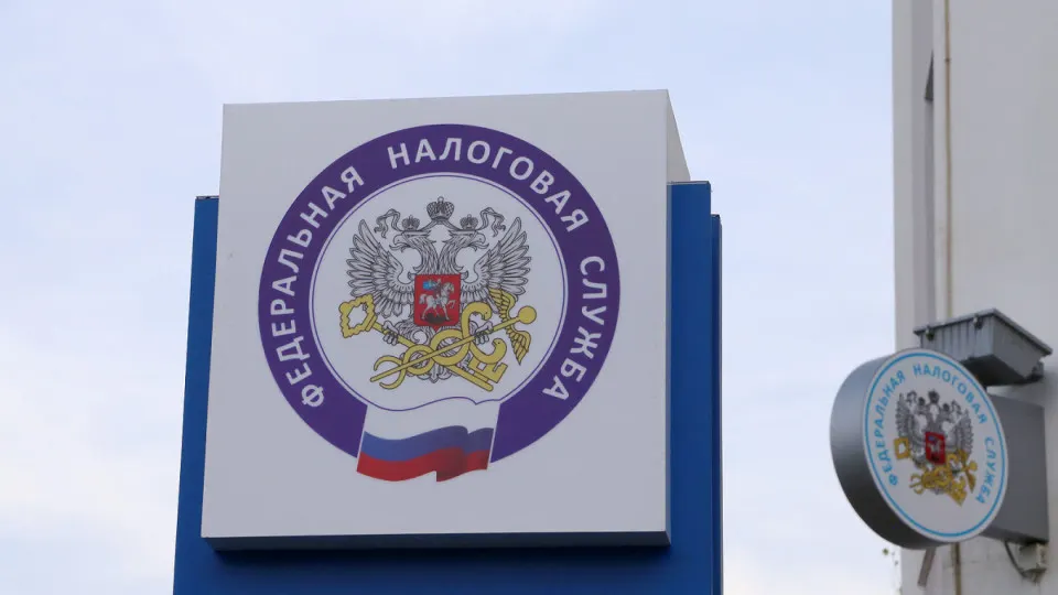 В первом квартале 2026 года ненефтегазовые доходы консолидированного бюджета выросли до 31,6% ВВП: через НДС и налог на прибыль государство изъяло из экономики 15,8 трлн рублей — или около трети квартального ВВП. Эксперты предупреждают о риске нового повышения НДС и секвестре гражданских расходов из‑за роста военных трат.