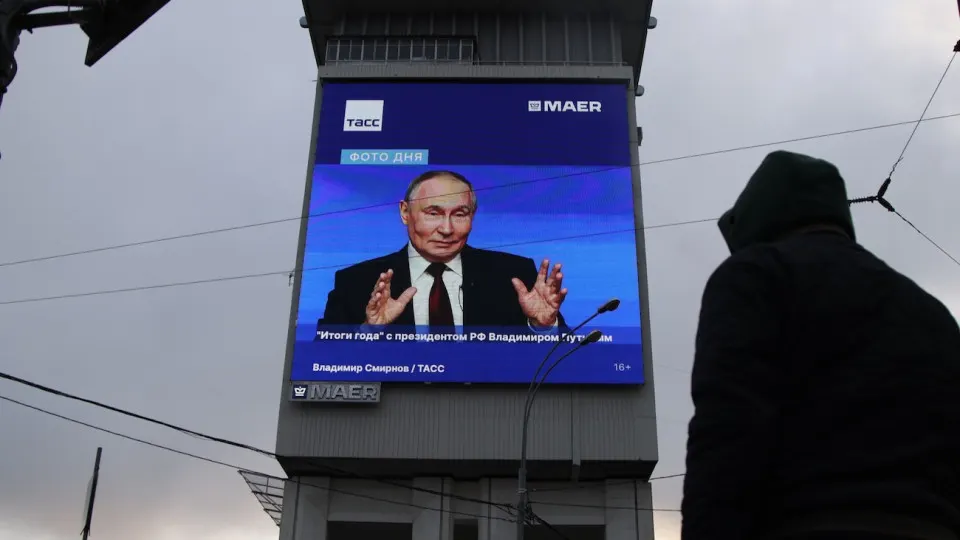 Минэкономразвития сообщает о росте ВВП на 0,3% за первое полугодие 2026 года; ускорение в июне не компенсировало спада в первом квартале и стагнации в апреле–мае. Гражданские отрасли остаются в рецессии, производство нефтепродуктов и металлургия демонстрируют значительные сокращения.
