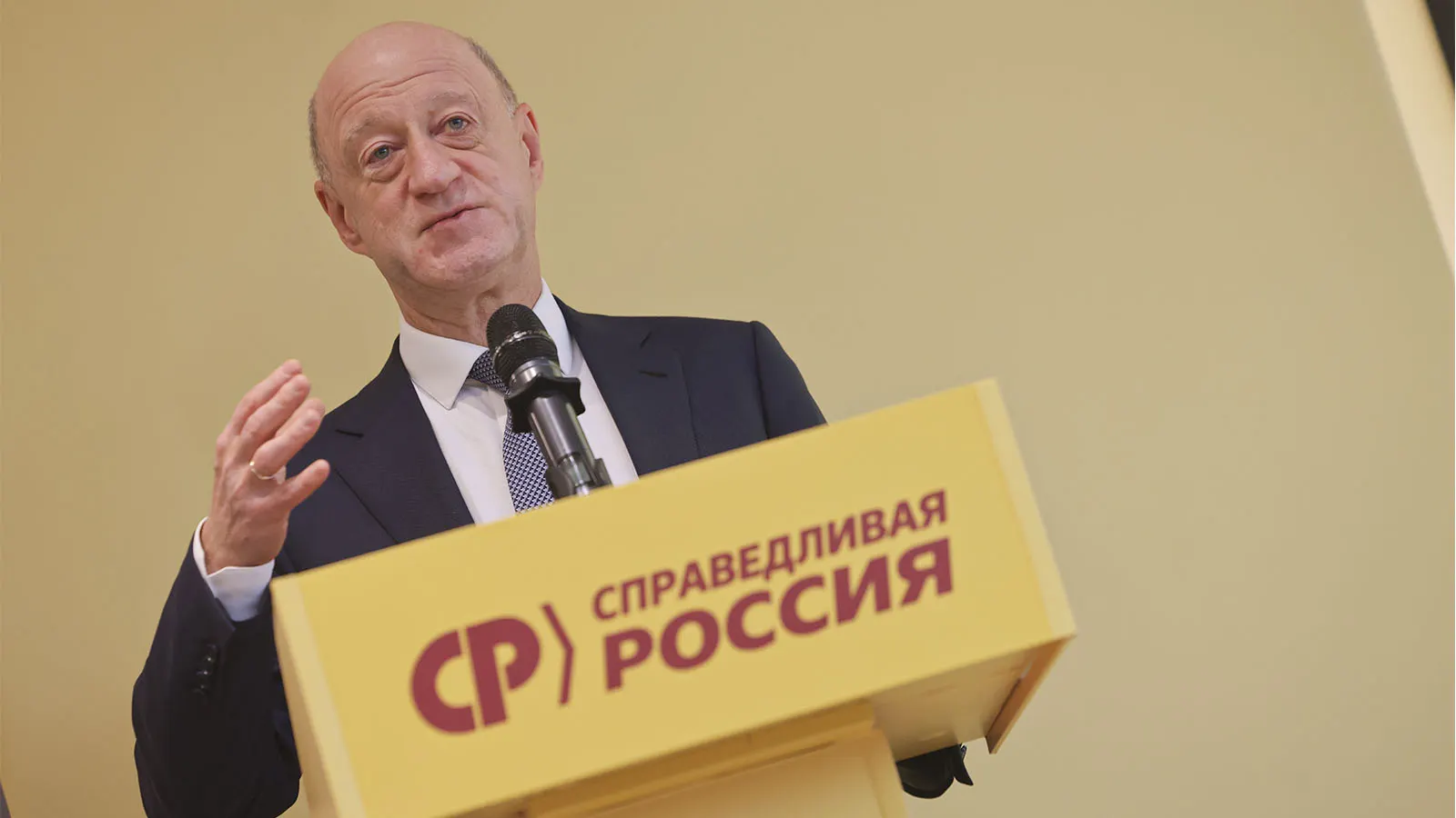 Вице-спикер Госдумы Александр Бабаков рассматривается как потенциальный лидер партии на фоне травмы Сергея Миронова. Внутрипартийные процессы усиливаются накануне выборов и формирования будущей фракции в Госдуме.