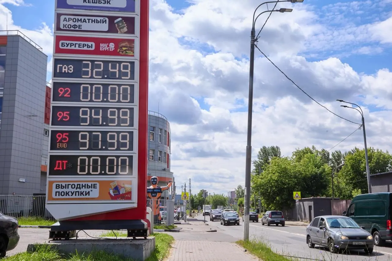 С начала топливного кризиса ФАС предъявила претензии как минимум 70 продавцам топлива по России из‑за роста цен. По федеральным сводкам, данным региональных управлений и местных публикаций, число дел и предупреждений продолжает расти: к 21 июля — 15 дел и 38 предупреждений, к 14 сентября — 55 дел и 83 предупреждения. Особенно ощутимы риски для независимых АЗС, зависящих от закупок на оптовом рынке; в Калмыкии на двух независимых заправках АИ‑92 цена выросла более чем на 50%, а на одной из заправок Two‑NP в Ельце — примерно на 91% за период с июня по июль.