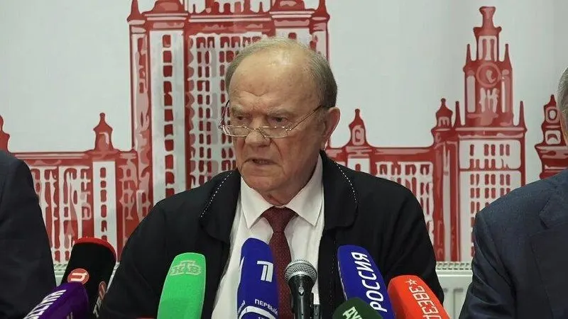 Лидер КПРФ Геннадий Зюганов на брифинге по итогам выборов заявил о необходимости смены курса страны, иначе Россия может столкнуться с экономическим отставанием, ростом тарифов и ухудшением жизненных условий населения.