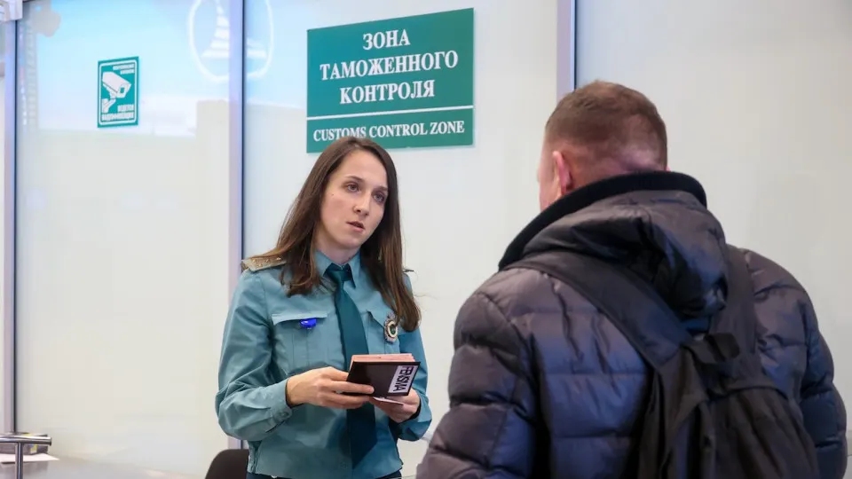 Президентский документ вводит ограничения на вывоз физического золота в слитках свыше 100 граммов и наличных рублей за пределы страны; регуляторы планируют усилить контроль за валютными операциями и договориться о единых процедурах с таможней.