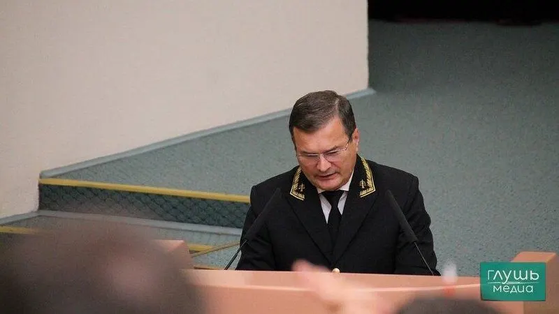 Высшая квалификационная коллегия судей РФ привлекла к дисциплинарной ответственности председателя Саратовского областного суда Олега Ляпина и его заместителей — Артема Аниканова и Ирину Ефимову — за многочисленные нарушения в работе региональных судов. По итогам комплексной проверки деятельности судов Саратовской области выявлены систематические нарушения, продолжавшиеся длительное время, и неисполнение надлежащего контроля со стороны руководства.