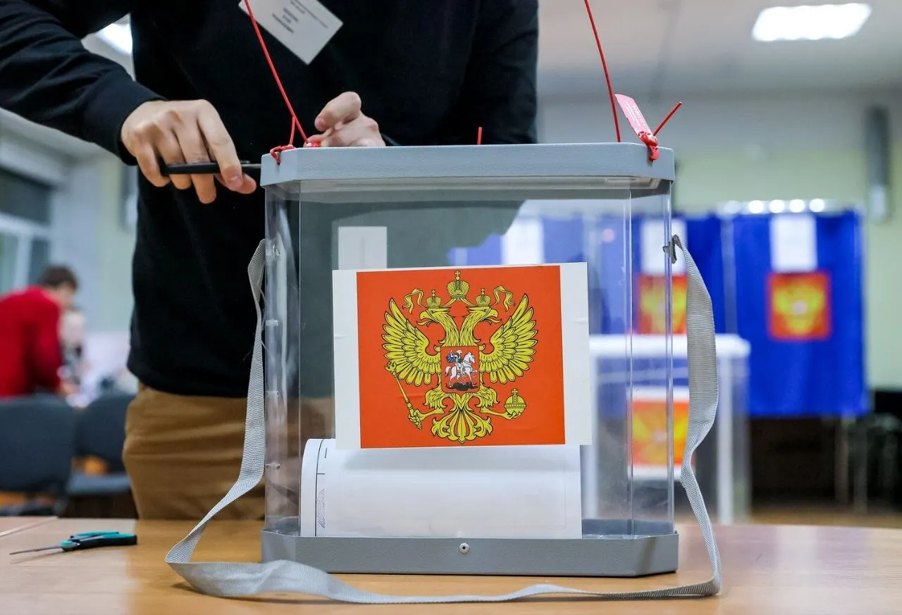 По данным экзит-полов во второй день выборов ЕДГ-2026 на лидирующих позициях — Единая Россия 53,5%, КПРФ 14,5%, ЛДПР 10,1%, Новые люди 8,4%, Справедливая Россия 6,0%, Партия пенсионеров 2,8%, Испорченные бюллетени 1,5%. 37% опрошенных воздержались от ответа. Если данные подтвердятся официальными результатами, Новые люди почти удвоят свой показатель по сравнению с выборами в Государственную думу 2021 года.
