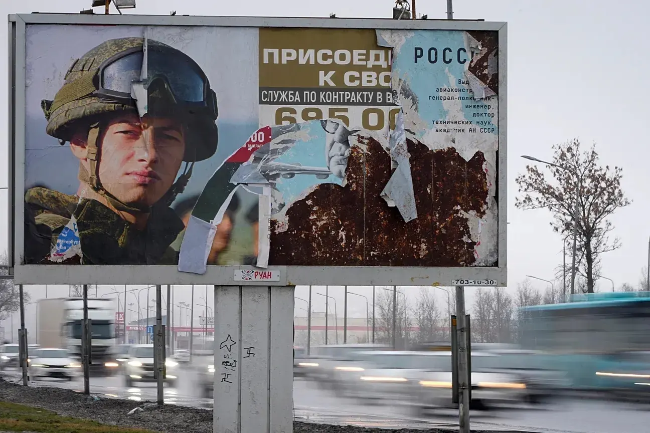 В российских регионах продолжают сокращать размер единовременных выплат за заключение контрактов со службой в Минобороны. Самое резкое снижение зафиксировано в Мордовии: ранее 3 млн рублей, теперь 800 тыс, а тенденция распространяется на десятки субъектов.