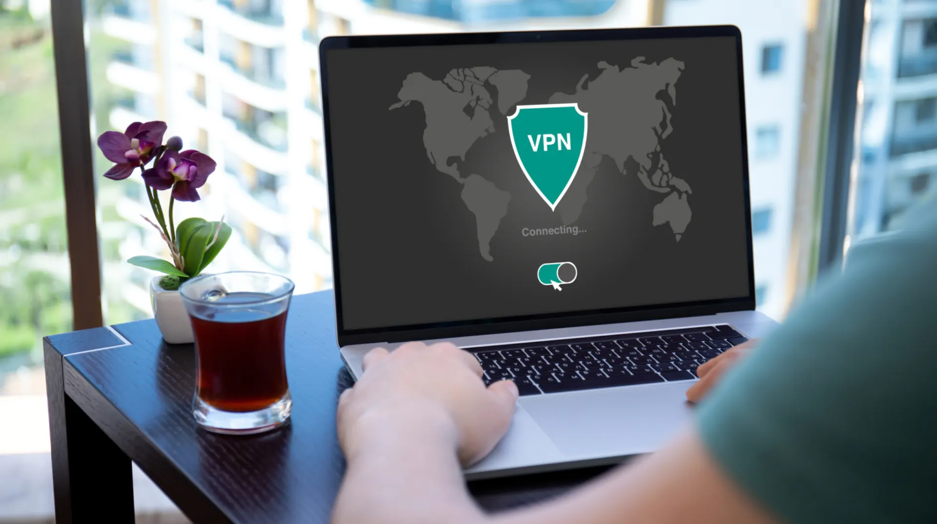 За последнюю неделю в России зафиксированы новые ограничения на VPN-сервисы: по данным источников, не менее десяти провайдеров сообщили о блокировках; одна из компаний констатировала пик ограничений в пятницу и пообещала обходные решения, другая — замену восьми серверов за пять дней; также упоминаются блокировки по IP и зарубежные локации.