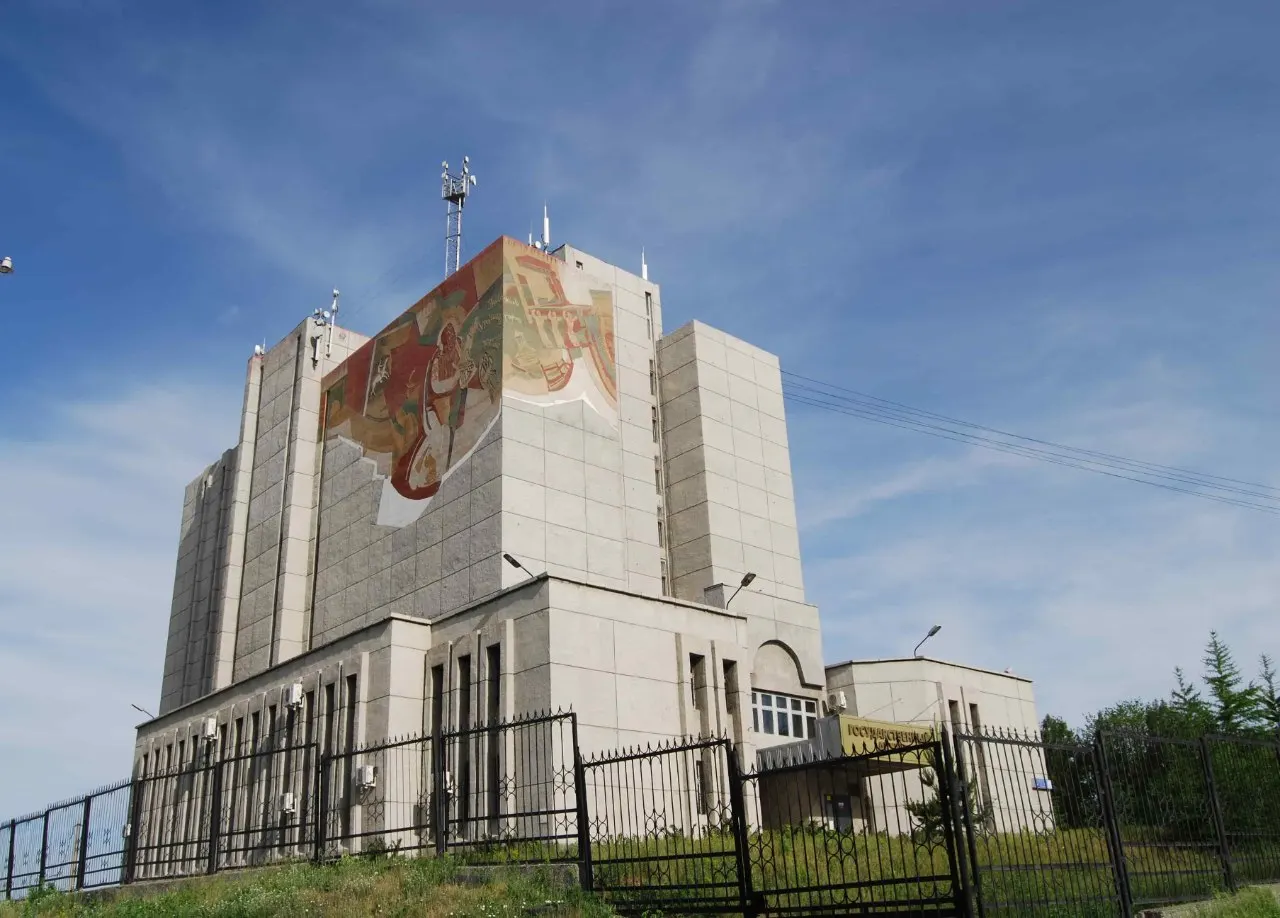 Новые правила допуска к архивам ФСБ и МВД приводят к закрытию несекретных материалов; исследователи сталкиваются с отказами, а власти утверждают защиту архивной информации и интересы государства. Подробности — ниже.