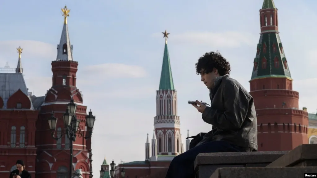 Госорган предложил идентификацию детей до 14 лет в социальных сетях и сокращение времени онлайн для несовершеннолетних, ссылаясь на мировой опыт. Обсуждение проекта идёт в Государственной думе.