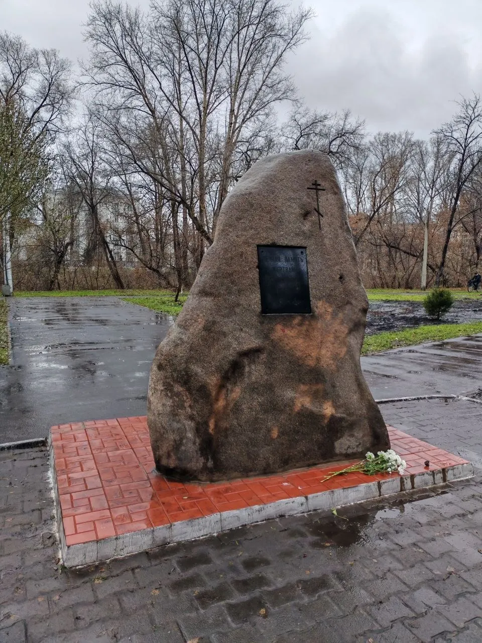 В Новокузнецке прошла памятная церемония — активисты и жители возложили цветы к памятнику жертвам репрессий. По данным очевидцев, площадь вокруг мемориала патрулировали полицейские, у отдельных участников взяли данные паспорта; звучали вопросы о цели прихода.