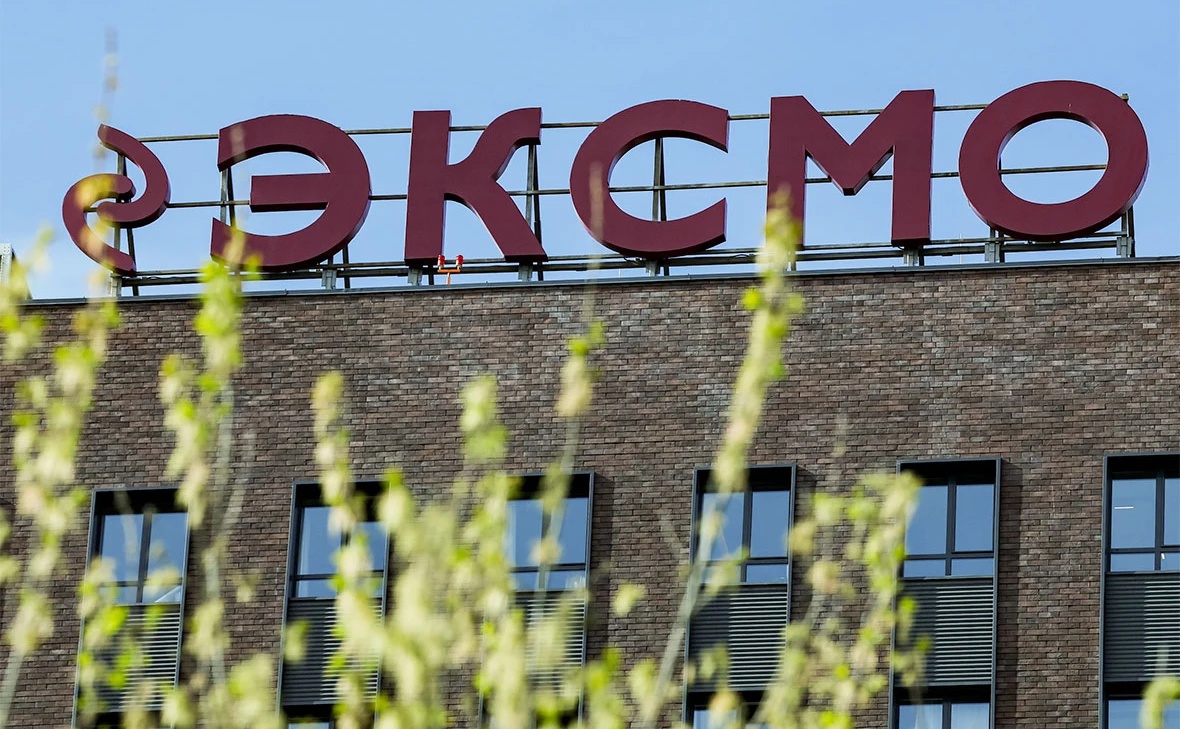 Бывший директор Popcorn Books пошёл на досудебное соглашение с прокуратурой, тогда как трое экс-сотрудников издательства уже больше года находятся под домашним арестом по делу об «экстремистской организации». Преследование связано с выходом книг «Лето в пионерском галстуке» и «О чем молчит ласточка» и делами о «пропаганде ЛГБТ» в отношении издательств Popcorn Books и Individuum.