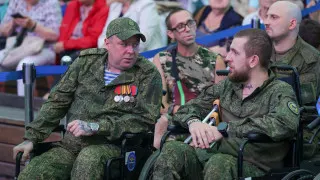 С середины 2023 года в России открыли тысячи специализированных кабинетов и запустили цифровые сервисы для оказания психолого-психиатрической помощи участникам боевых действий, однако эксперты и депутаты указывают на нехватку специалистов и неясность системы мониторинга.