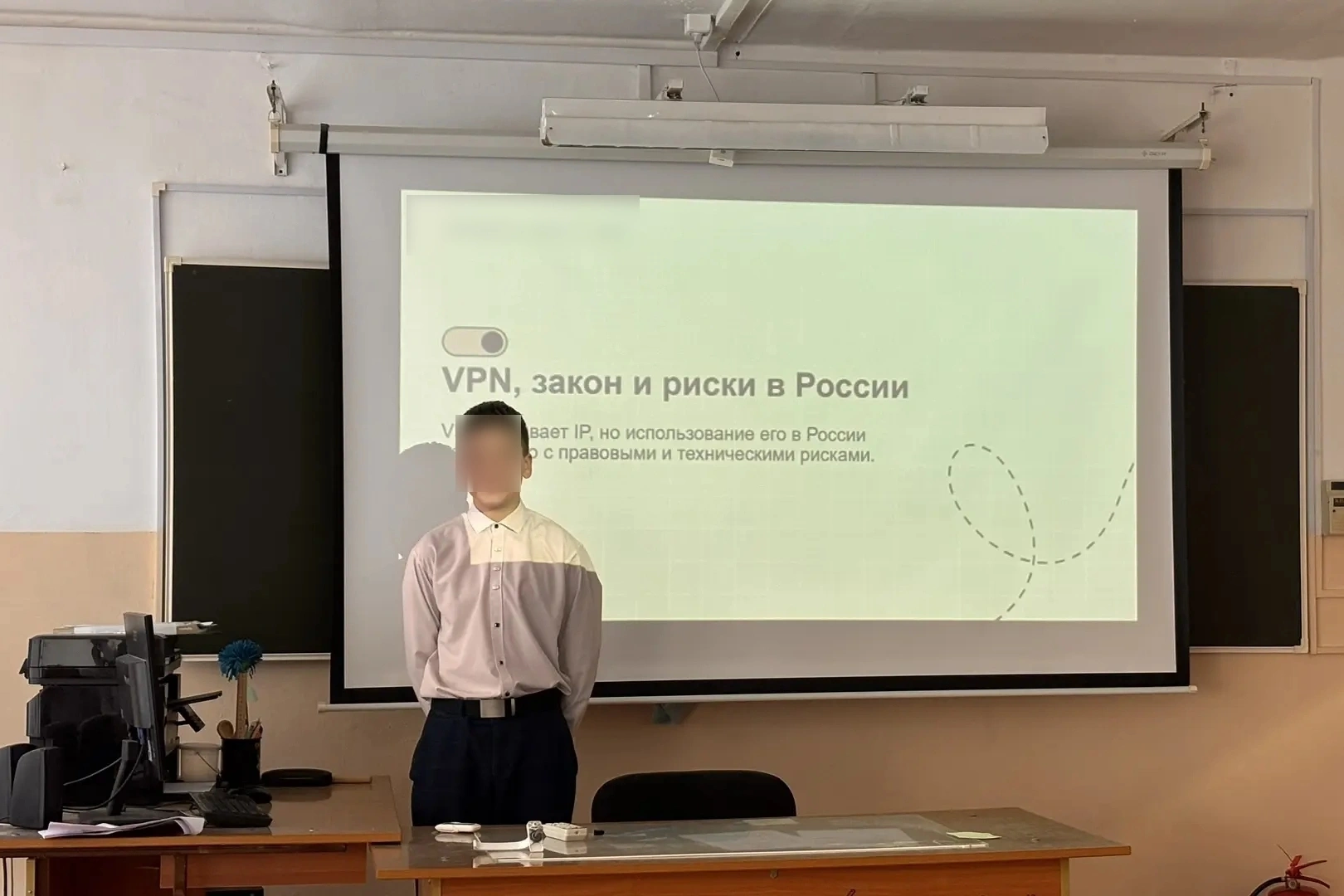 В образовательных учреждениях разных регионов России начали проводить специальные уроки и беседы о рисках использования VPN, утечке персональных данных и юридических последствиях онлайн-активности.