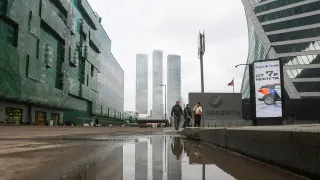 Большинство российских работодателей до конца года отказались от расширения штата из-за снижения спроса на продукцию и услуги. Дефицит кадров ослабевает, бизнес переходит к точечному найму и все чаще использует частичную занятость вместо прямых сокращений.